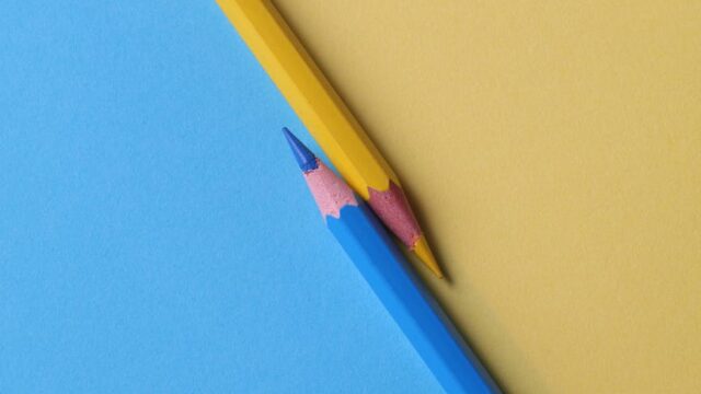 yellow and and blue colored pencils
