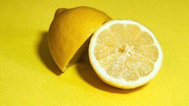 close up photography of sliced lemon